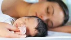 Bezbedan dečiji san Zajednički san novorođenčeta sa roditeljima
