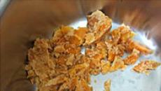 Pandispanyanın emprenye edilmesi için portakal şurubu Portakal suyu kekinin emprenye edilmesi