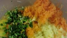 Jambonlu ve peynirli patates rulosu: çok lezzetli bir sıcak yemek