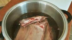 ضلوع اللحم في الفرن مع البطاطس - ماء مالح وغطاء سيعمل العجائب وصفة لطبخ ضلوع اللحم في الفرن