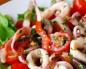 Decoración de mesa de Cuaresma - ensalada de calamares Ensalada de Cuaresma de calamares enlatados