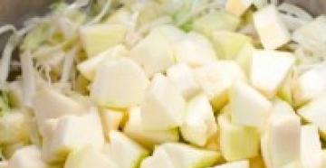 Видео рецепта: Зеленчукова яхния от тиквички, картофи и зеле