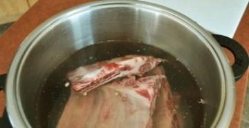 ضلوع اللحم البقري في الفرن مع البطاطس - التتبيلة والأكمام ستعمل معجزة وصفة لطهي أضلاع اللحم البقري في الفرن