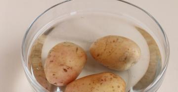 كيف نخبز البطاطس اللذيذة في الفرن؟